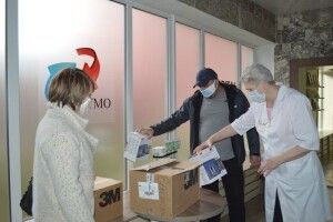 Ковельським медикам подарували захисні засоби