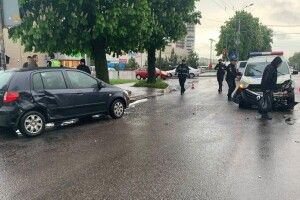 Мчали на виклик і на червоне: у Рівному в ДТП потрапив екіпаж поліції