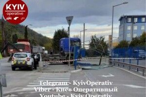 Вантажівка на швидкості знесла зупинку громадського транспорту (Фото)