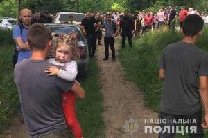 2-річна дівчинка загубилася і ночувала в кукурудзяному полі (Фото)