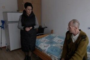 На Волині працівники соцслужби залишили неходячого чоловіка у занедбаному будинку (Відео)