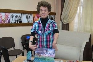 У школі мав двійку з малювання, а тепер створює шедеври... праскою та воском (відео)