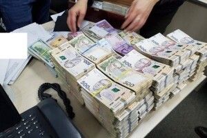 НБУ нарахував на руках у населення до $35 млрд