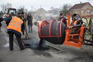 На Волині випробовують нове обладнання для ремонту доріг