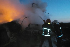 Рятувальники дві з половиною години гасили палаючий трактор на Рівненщині