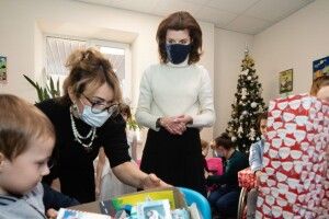 Марина Порошенко привезла різдвяні подарунки дітям з інвалідністю