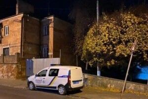 У Рівному поліцейські пошкодили дорожній знак