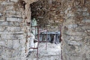Костел 17 століття стане укриттям: на Заході України люди чистять підвали давніх споруд
