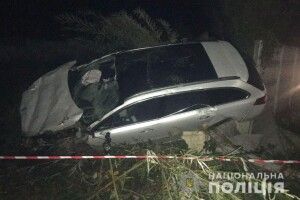 У селищі на Рівненщині водій легковика в'їхав у бетонний паркан
