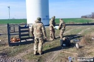 На Миколаївщині знешкодили бойову частину безпілотника, що застряг у гвинті вітряка (Фото, відео)