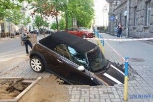 У центрі Києва кабріолет провалився під землю