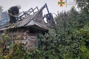 На Волині блискавка влучила в дві хати і в два хліви (Фото)