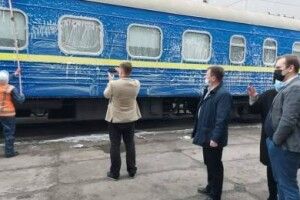 Іноземцеві, який мив брудне вікно свого вагону, «Укрзалізниця» влаштувала показовий майстер-клас
