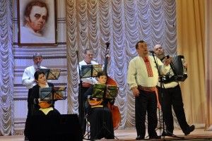І дорослі і діти гуртом декламували вірш «Мені однаково»