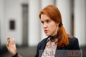 Голова ТСК Безугла відмовилася відповідати на запитання журналістки про допит учасників наради у Зеленського щодо «вагнерівців»