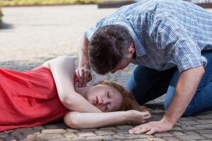 Людина впала, у неї судоми, конвульсії. Як допомогти?