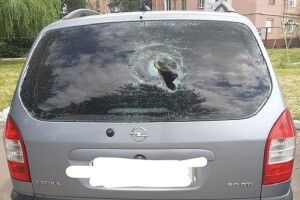 У місті на Волині невідомі вночі розбили скло в легковику