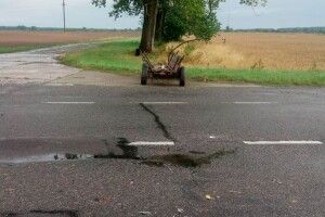 82-річний дідусь на возі влетів під Мерседес (Фото)