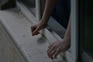 У Запоріжжі жінка викинула з вікна восьмирічну доньку та стрибнула слідом