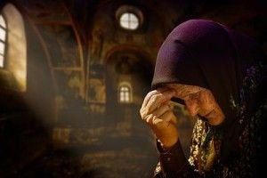 У Луцьку бабуся виходить з будинку на вулицю… через вікно, підставляючи драбину