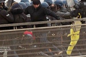 Макрон вирішив показати «жовтим жилетам» «кузькину мать»