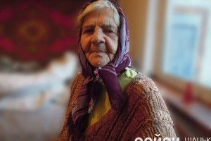 Жителька Шацька у 90 років білить хату і гаптує без окулярів