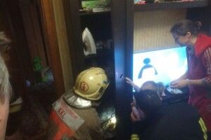 Чотирирічна дівчинка застрягла в шафі, визволяли рятувальники