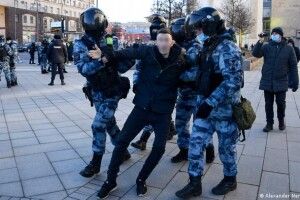 У Росії проходять акції проти війни в Україні: понад чотири тисячі людей затримали