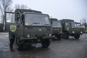 Порошенко привіз вантажівки з причепами у бригаду артрозвідки на східний фронт