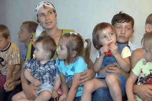 Рекордні хрестини: на Житомирщині мати вирішила одночасно похрестити одразу вісьмох дітей 