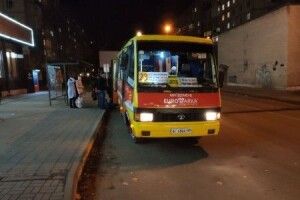 У луцькій маршрутці двері затиснули жінку, яка не встигла вийти,  і автобус протягнув її 