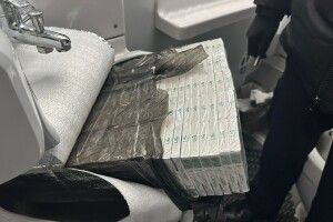 Волинські прикордонники знайшли у санвузлі потяга сховок з сигаретами (Фото, відео)