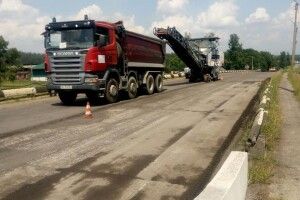 На Маневицькому мосту нарешті покладуть новий асфальт (фото)