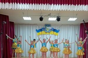 У селі поблизу Луцька підбадьорили переселенців піснями й танцями