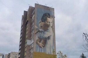 У Маріуполі загарбники знищили мурал «Мілана» (Відео)