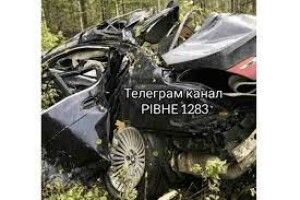 Дрифтували та врізались у паркан: показали відео, як їхав «БМВ» перед смертельною ДТП на Рівненщині