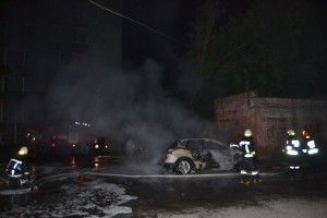 У Рівному вщент згоріло дві машини