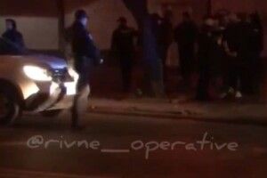 У центрі Рівного серед ночі побилися 20 людей: момент потрапив на камеру (Відео)