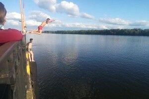 Підлітки стрибали у воду з річкового причалу
