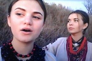Сестри з Рівненщини заспівали у соцмережі й зібрали понад мільйон переглядів та пропозиції заміж (Відео)