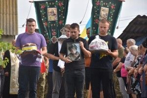 Село на Волині встелили квітами: громада прощалася з 23-річним Героєм (Фото)