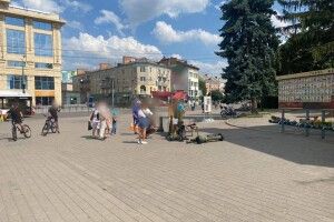 Серед білого дня у центрі Луцька дідусь вкрав повну барсетку грошей