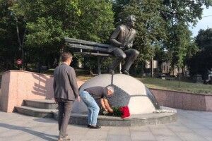 Прилетівши до Києва, Мірча Луческу першим ділом поклав величезний букет червоних троянд до пам'ятника Валерію Лобановському