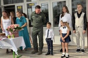 Крізь біль і полон: у Луцьку захисник «Азовсталі» повів донечку в школу (Відео)