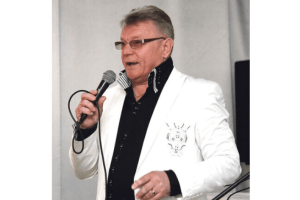 У Луцьку вітають з днем народження видатного артиста Василя Чепелюка