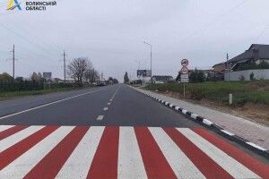Під Луцьком на дорозі автівка влетіла в яму: дорожники заявили, що це фейк 
