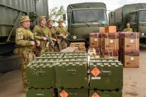 Порошенко привіз десантникам боєприпаси для дронів, вантажівки і електроніку