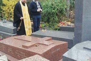 Священники вклонилися могилі волинського святого у Парижі