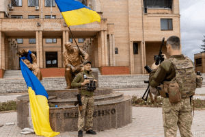 «Коли росіяни прийшли, то вкрали всю їжу з магазинів і будинків»: жителі Балаклії розповіли про пережиту окупацію