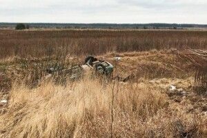 У Луцькому районі автівка перекинулась та задимілась, у салоні затисло людину